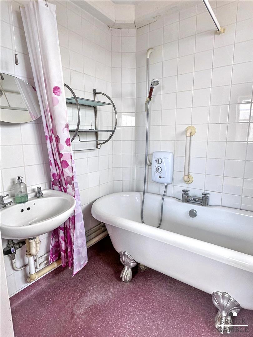 1 Bedroom Flat. Old Orchard Road in Eastbourne,  11
